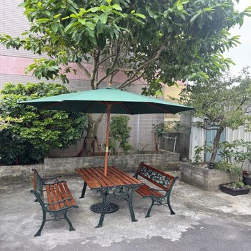4尺公園桌＋玫瑰公園椅二張＋9尺木柄遮陽傘＋專用傘座