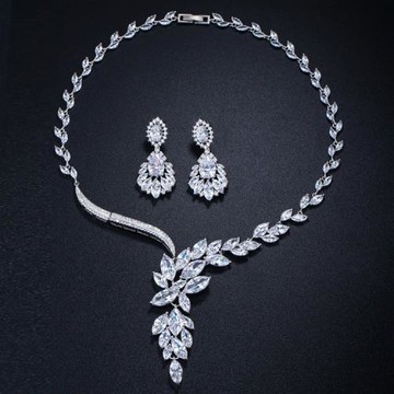 【Jpqueen】流線葉片水晶鑽高貴婚宴耳環項鍊組(白色)