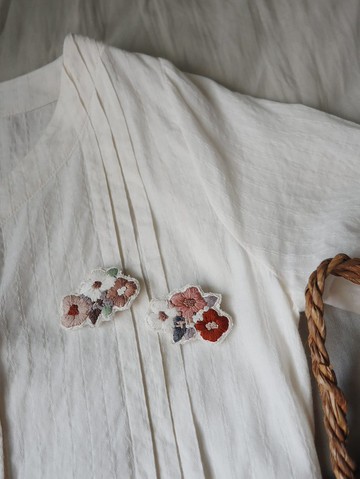 花雲手刺繡別針