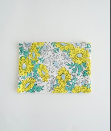 隨身攜帶的繽紛收納包，Margaret M 尺寸化妝包 yellow