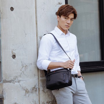 Knirps 德國紅點 斜背包 – 碳纖維紋