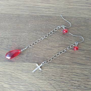 帶有紅色淚珠和十字架魅力的動漫耳環。 角色扮演獵人耳環