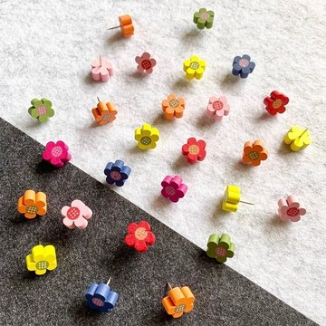 🎀免運臺灣有貨🎀彩色木質花朵圖釘原木梅花釘軟木闆毛氈闆幼兒園照片墻按釘
