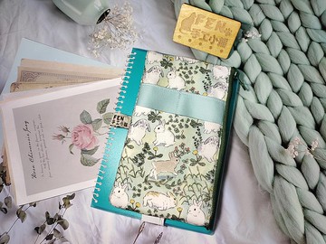 淺綠底花草兔布書綁筆袋-綁帶型筆袋-束書筆袋-束帶筆袋-綁書筆袋