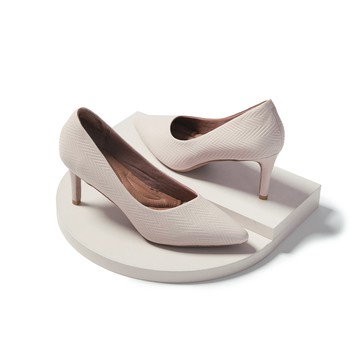 【經典熱銷】芯太軟 質感壓紋斜口細高跟鞋 粉 (602840)