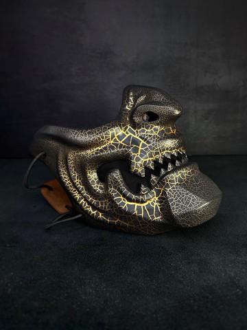 Oni 半面具：黑色和金色裂紋 Mempo 面具可穿戴，日本武士