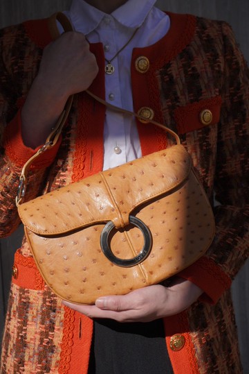 【 日本直送 名牌中古包 】 LOEWE 羅威 斜背包 米色 圓形Logo 鴕鳥皮 半月形斜背包 vintage 2bjbin