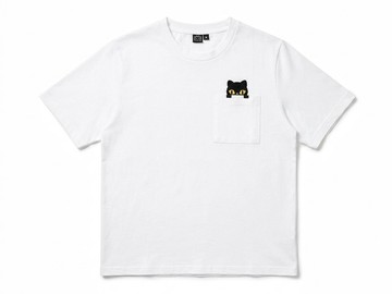 一件 100% 純棉、Oversize 圓領短袖 T-shirt，綴以「Hide&seek 躲貓貓」的黑色貓咪刺繡圖案。