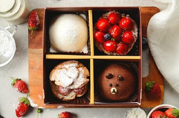 ★限定甜點！草莓季限定~幸福草莓四宮格~小朋友最喜愛熊熊蛋糕，草莓起士派，Q軟麻吉雪媚娘及酥脆草莓泡芙~一次帶給你4種幸福享受