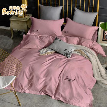 【Betrise】LOGO系列 300織紗100%純天絲防蹣抗菌四件式兩用被床包組 漿果粉(雙人)