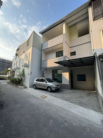 全新整修｜演藝廳旁｜面寬雙車孝親車墅｜屏東縣屏東市民生東路