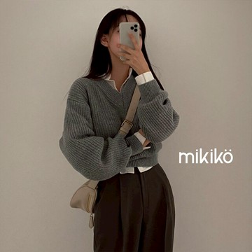 美木子｜針織上衣 針織毛衣｜韓系V領短款針織上衣【T101148】素面毛衣 多色毛衣 復古針織衫 寬鬆 紅色毛衣