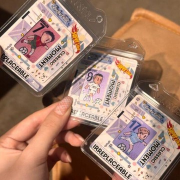 ✨臺灣出貨✨Q版球星踢球卡球星卡套掛件像素動態卡揹包掛飾球迷足球超酷禮物
