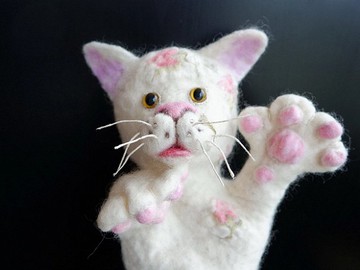 帶蓬鬆尾巴的白貓木偶玩具，木偶劇院手套玩具