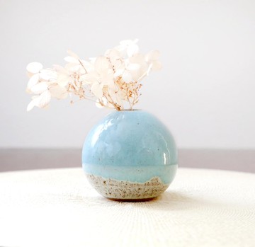 淺藍與白釉交織的單瓶插