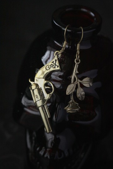 槍和玫瑰耳環。