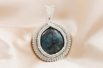 金屬線編織。磷灰石墜子∣禮物 母親節 畢業