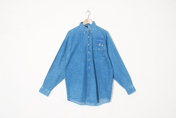 {:::Giraffe 長頸鹿人:::}_胸口標章刺繡寬版古著基本款牛仔襯衫