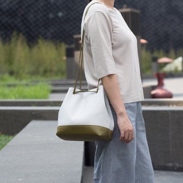 好質感拼色水桶包 手提側背兩用 淺灰x抹茶綠