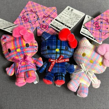 臺灣出貨💥【50週年限定】菱格紋hellokitty掛件可愛鑰匙扣毛絨包包公仔掛飾