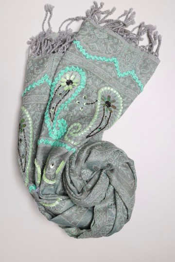 【精品禮盒】喀什米爾水煮羊毛手工刺繡圍巾披肩淺薄荷綠色釘珠款