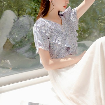 OB嚴選-小V臉．V領印花荷葉造型不易皺拋袖上衣《AB17289-》