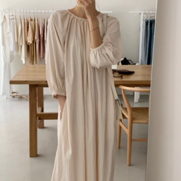 MOCO約色簡約圓領抓皺附腰帶側口袋背釦棉麻長版寬鬆洋裝