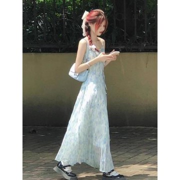 法式甜美藍色碎花吊帶連衣裙女夏季新款小個子收腰顯瘦無袖長裙子