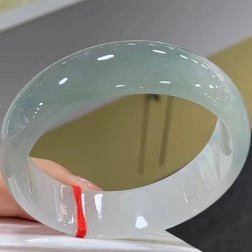 緬甸天然翡翠手鐲冰種淺綠色女款玉手鐲送禮送媽媽熱賣款時尚玉鐲