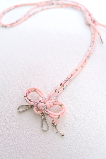 【手機背帶 支援所有手機】可調式手機掛繩 雪紡碎花 (粉櫻)