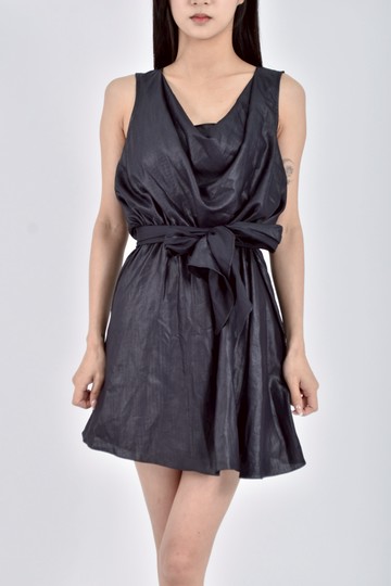 (M) vanessa bruno質感無袖緞面黑色綁帶洋裝