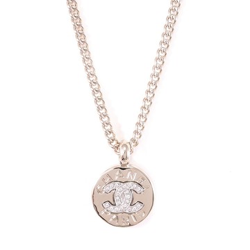 CHANEL ABG026 水鑽雙C LOGO刻印圓牌吊墜項鍊.淡金