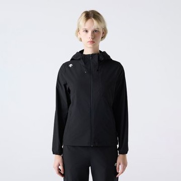 DESCENTE 迪桑特 外套 男 運動連帽外套 HOODED ESSENTIAL WINDBREAKER 黑 SQ323UWB71-BLK0
