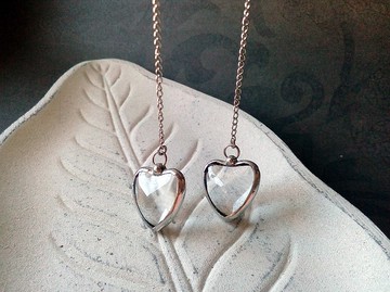 Tiny HEART 彩色玻璃鏡片耳環。情人節耳環。很酷的透明耳環。