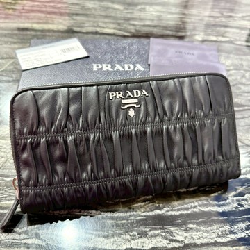 【普拉達｜全新】現貨 PRADA 長夾 羊皮 抓皺 高菲 錢包 NAPPA 拉鍊長夾｜Little Bee 小蜜蜂精品