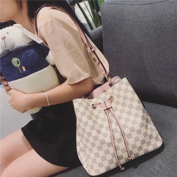 包包女2022新款格子手提包潮格子寬肩帶大容量水桶包小包斜挎包包