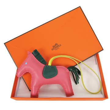 HERMES 愛馬仕 小羊皮手工馬兒吊飾(中/莓粉)