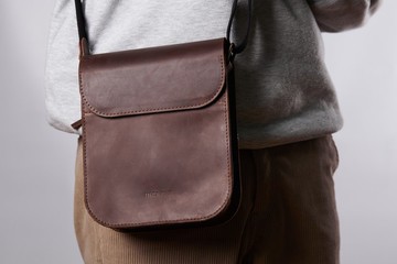 男士棕色皮革肩背包 – 小巧日常斜背包
