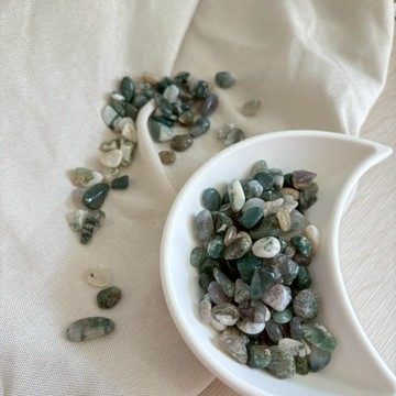 🌿天然水晶碎石 水草瑪瑙 7–9mm 100g 穩定情緒 平衡能量 淨化磁場 增強專注 水晶碎石 能量佈陣 擺設療癒