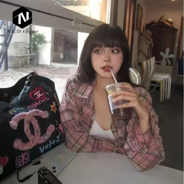 【Nico】 粉色襯衫女高級感新款2026年秋季格子中長款寬鬆長袖上衣