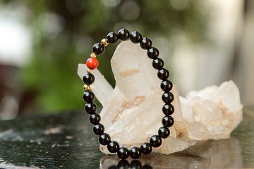 【手環系列】6.4mm 黑瑪瑙硃砂手環(帝王砂) 綴鍍金珠 (歡迎客製)