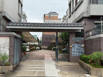 北屯十期｜軍福公園｜震後前院停車別墅近捷運好市多｜台中市北屯區軍榮街