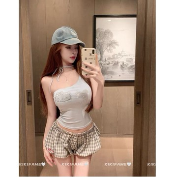 【𝐊𝐈𝐊𝐈𝐅𝐀𝐌𝐄】🐰甜心𝒟𝒶𝓎.ᐟ.ᐟ 🩵甜辣貓咪燙鑽綁帶斜肩背心 格紋花苞褲 燙鑽背心 綁帶背心 掛脖背心 格紋短褲