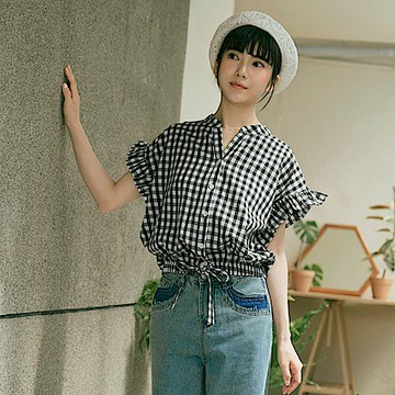 OB嚴選-格紋V領下擺鬆緊腰綁帶荷葉蝙蝠袖上衣《AB19524-》