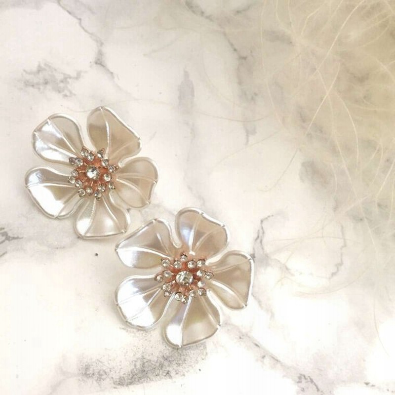Pearl Flower ビジューフラワーピアス 大ぶりピアス 大ぶりイヤリング ブライダルピアス ブライダルイヤリング 通販 Lineポイント最大0 5 Get Lineショッピング