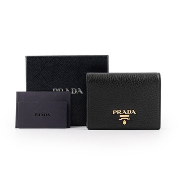 [平輸]PRADA 浮雕Logo荔枝皮革二折短夾(黑色)