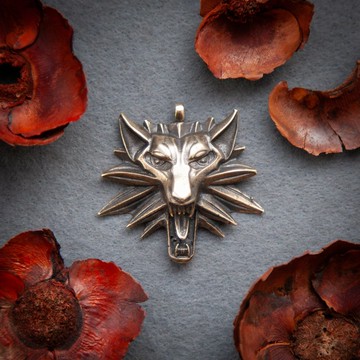 皮革繩上的帥氣狼形墜飾。巫師系列飾品。手工項鍊。