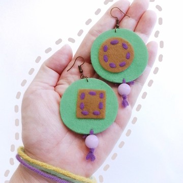 Free-form 造型手工耳環，以毛氈布為基底，繡以毛線及珠飾。尺寸：1.75x3.5 英吋