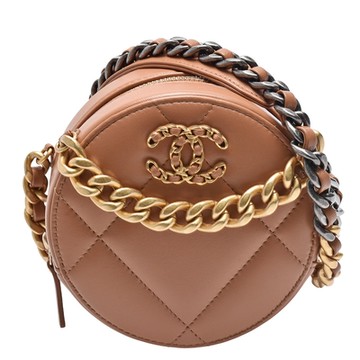 CHANEL香奈兒 19系列經典雙C LOGO菱格紋小羊皮金銀雙色鍊帶斜背圓餅包(焦糖色)