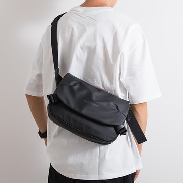 新品上市!!熱門爆品！！韓版時尚男士斜挎包運動騎行胸包暗黑工裝風單肩包小眾個性郵差包